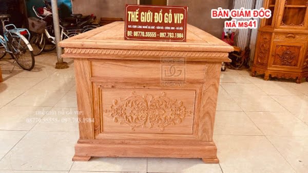 Quý khách có thể lựa chọn bàn giám đốc gỗ gõ đỏ hoặc các sản phẩm từ nhiều loại gỗ cao cấp khác