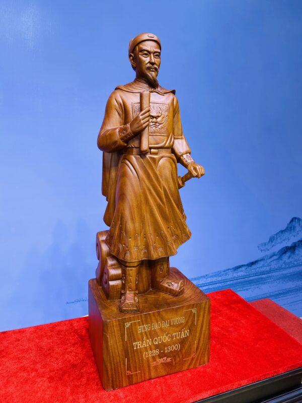 Tượng Gỗ Trần Quốc Tuấn