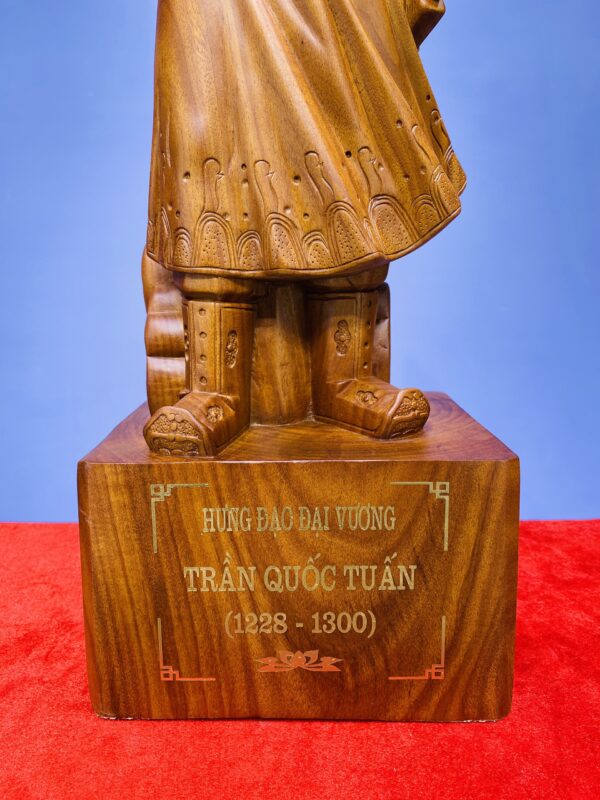 Tượng Gỗ Trần Quốc Tuấn