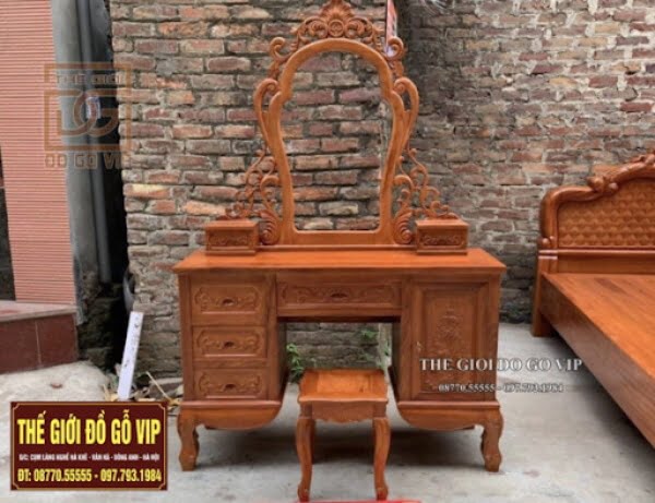 Những chiếc ghế được thiết kế đồng điệu với chân bàn, tạo cảm giác thư thái, dễ chịu cho phái đẹp