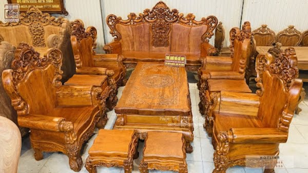 Bàn ghế hoàng gia có những đường nét hoa văn đục chạm theo lối kiến trúc hoàng gia Pháp