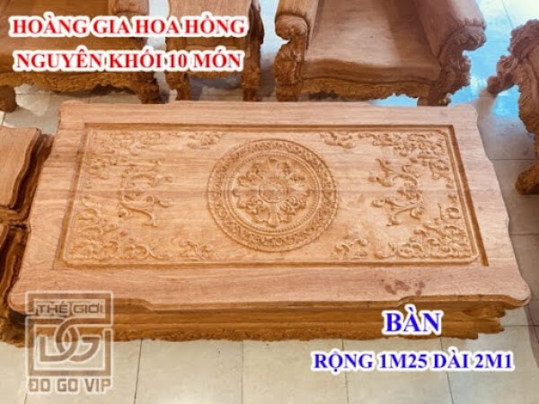 Mặt bàn của bộ bàn ghế hoàng gia được chạm khắc tỉ mỉ