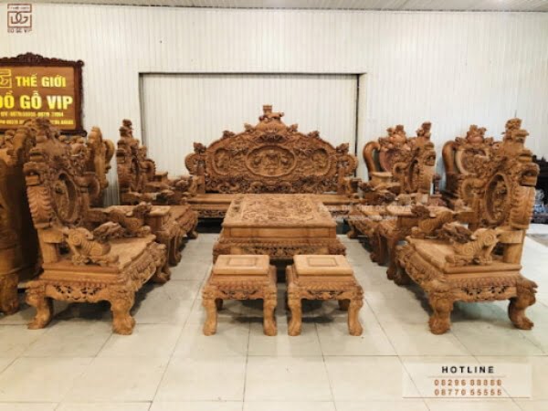 Bộ bàn ghế rồng đỉnh gỗ hương 12 món bề thế cực chất rất phù hợp với phòng khách có diện tích lớn hoặc các căn biệt thự