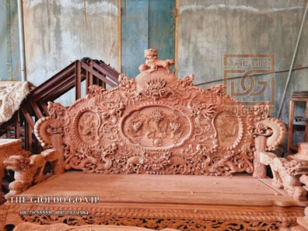 Dáng ghế rất cứng cáp và hầm hố nhưng lại rất mềm mại