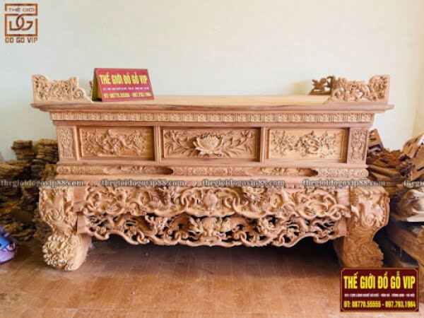 Họa tiết song long chầu nguyệt được khắc hoạ cực kỳ tỉ mỉ trên sập thờ