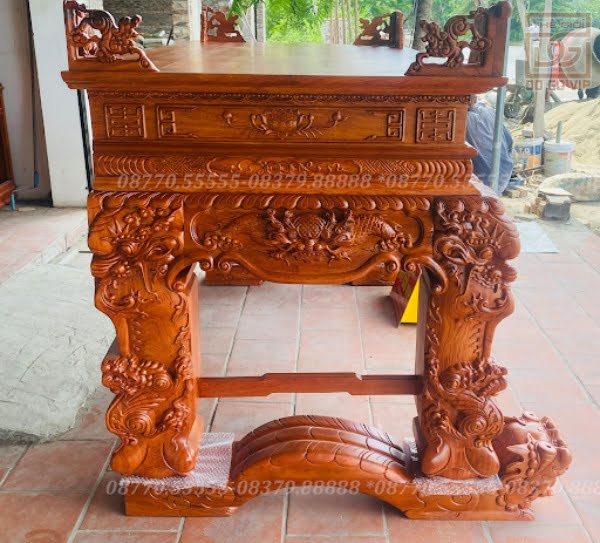 Hoạ tiết song long ở hai bên sập thờ gỗ hương