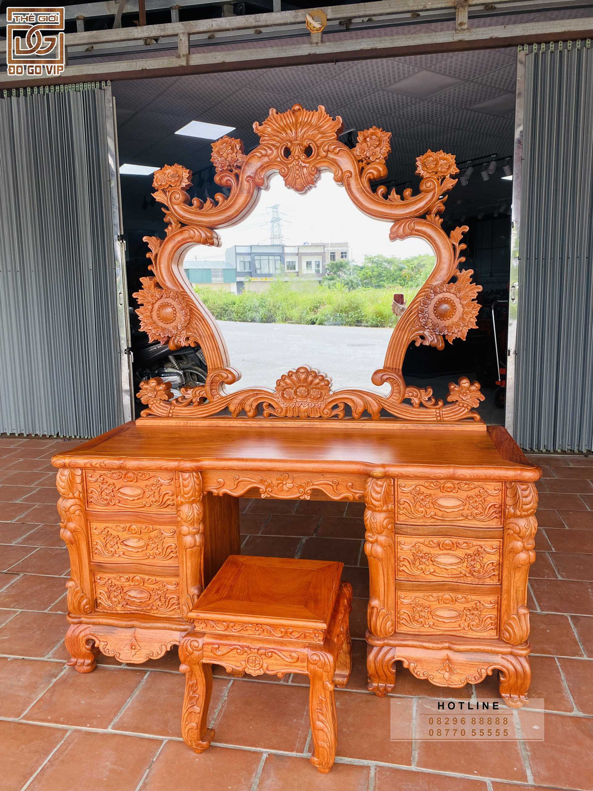 BÀN PHẤN HOÀNG GIA LOUIS- GỖ HƯƠNG ĐÁ