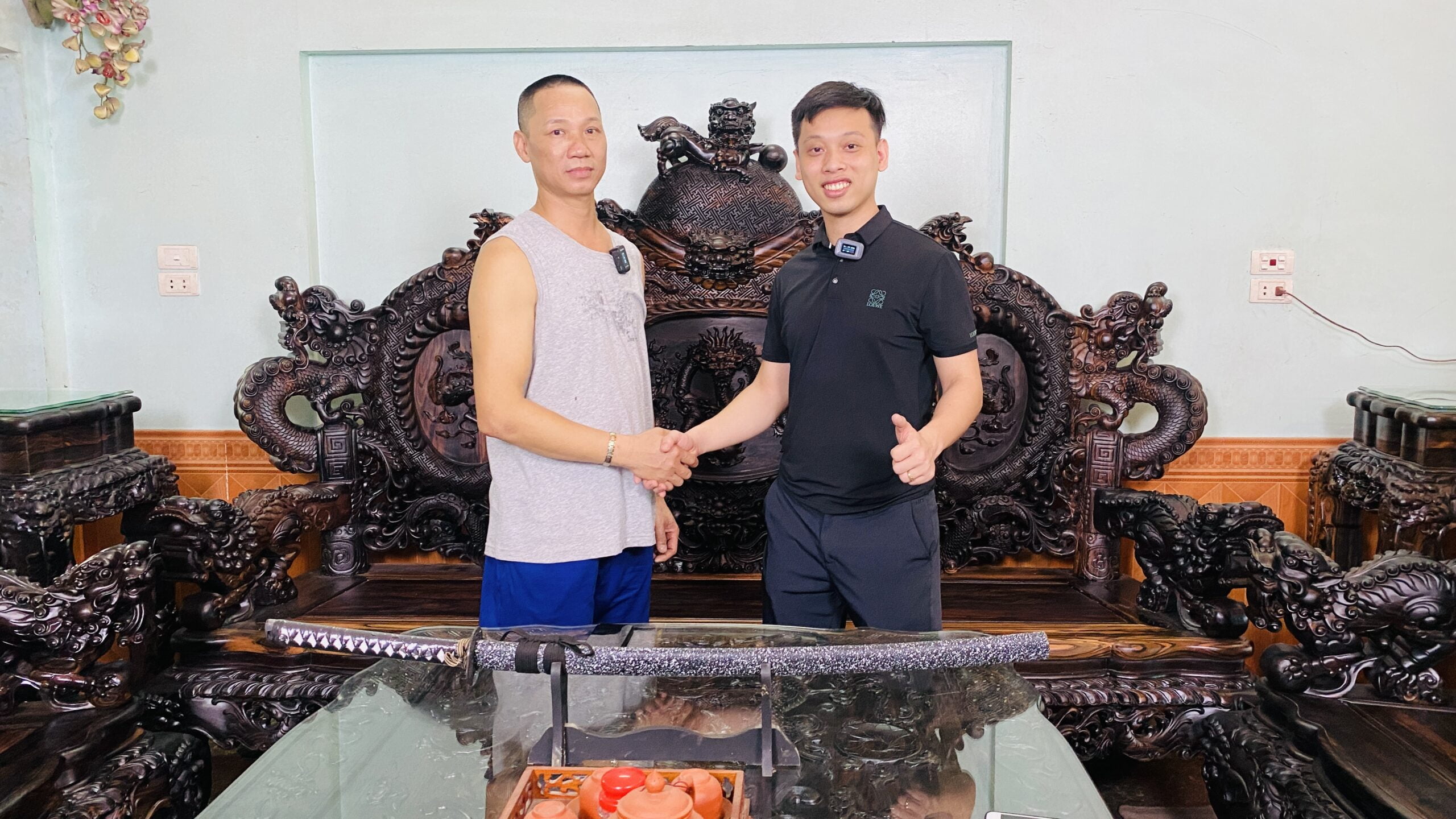 BÀN GIAO BỘ BÀN GHẾ KHỦNG CHO CHÚ TRƯỜNG- THƯỜNG TÍN HÀ NỘI