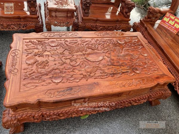 Bàn của bộ bàn ghế nghê bảo đỉnh được chạm khắc rất tinh vi
