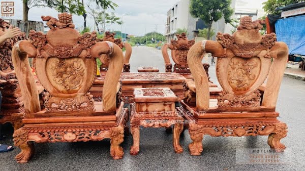 Bộ ghế được đục chạm thủ công nên có chiều sâu, hình ảnh 3D nổi