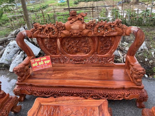 Đoản 237 X 69 cm được đục chạm hai mặt rất kỳ công