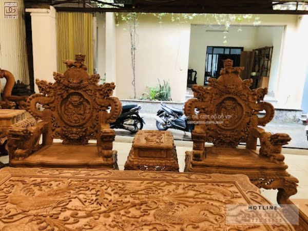 Vách ghế đơn được chạm khắc thủ công cả 2 mặt trước sau rất tinh tế với hình rồng