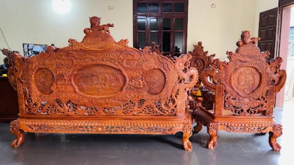 Đoản dài có vách đục phượng và “tam long chầu nguyệt”, mặt ván dày 2cm, khuôn tranh liền dày 4cm tạo cảm giác chắc chắn