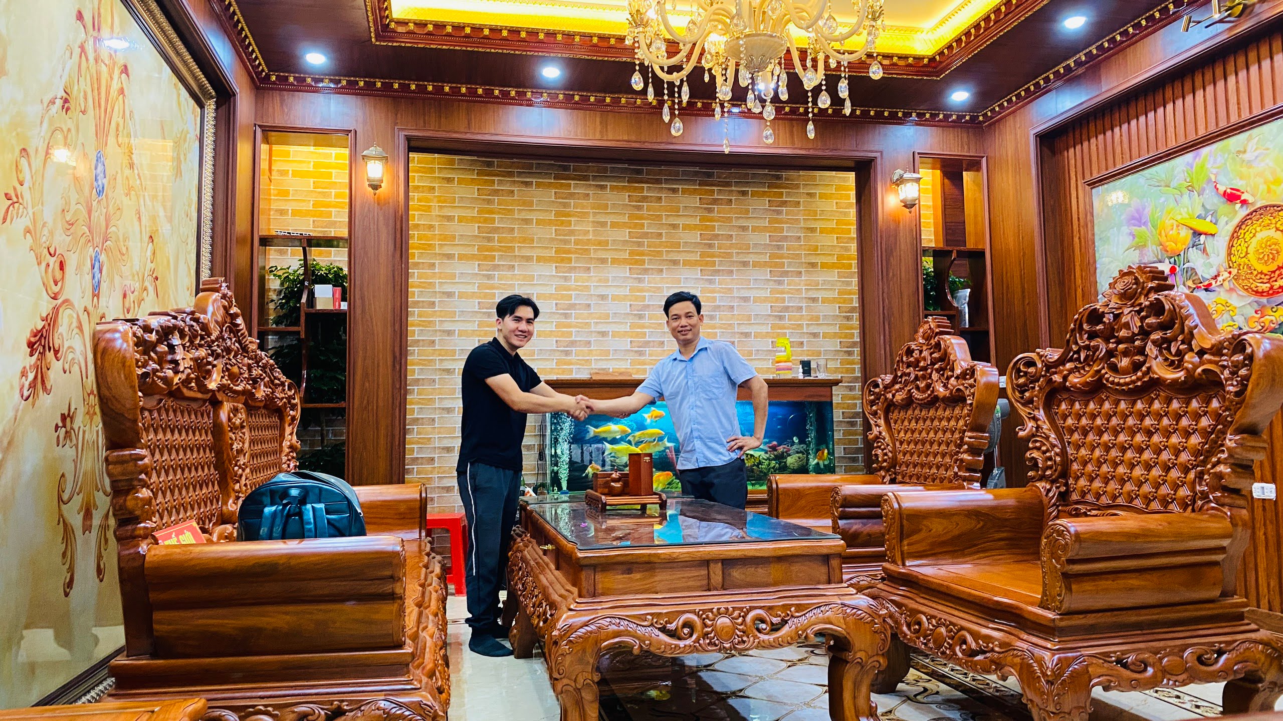 BÀN GIAO BỘ BÀN GHẾ HOÀNG GIA HOA HỒNG TẠI BẮC GIANG