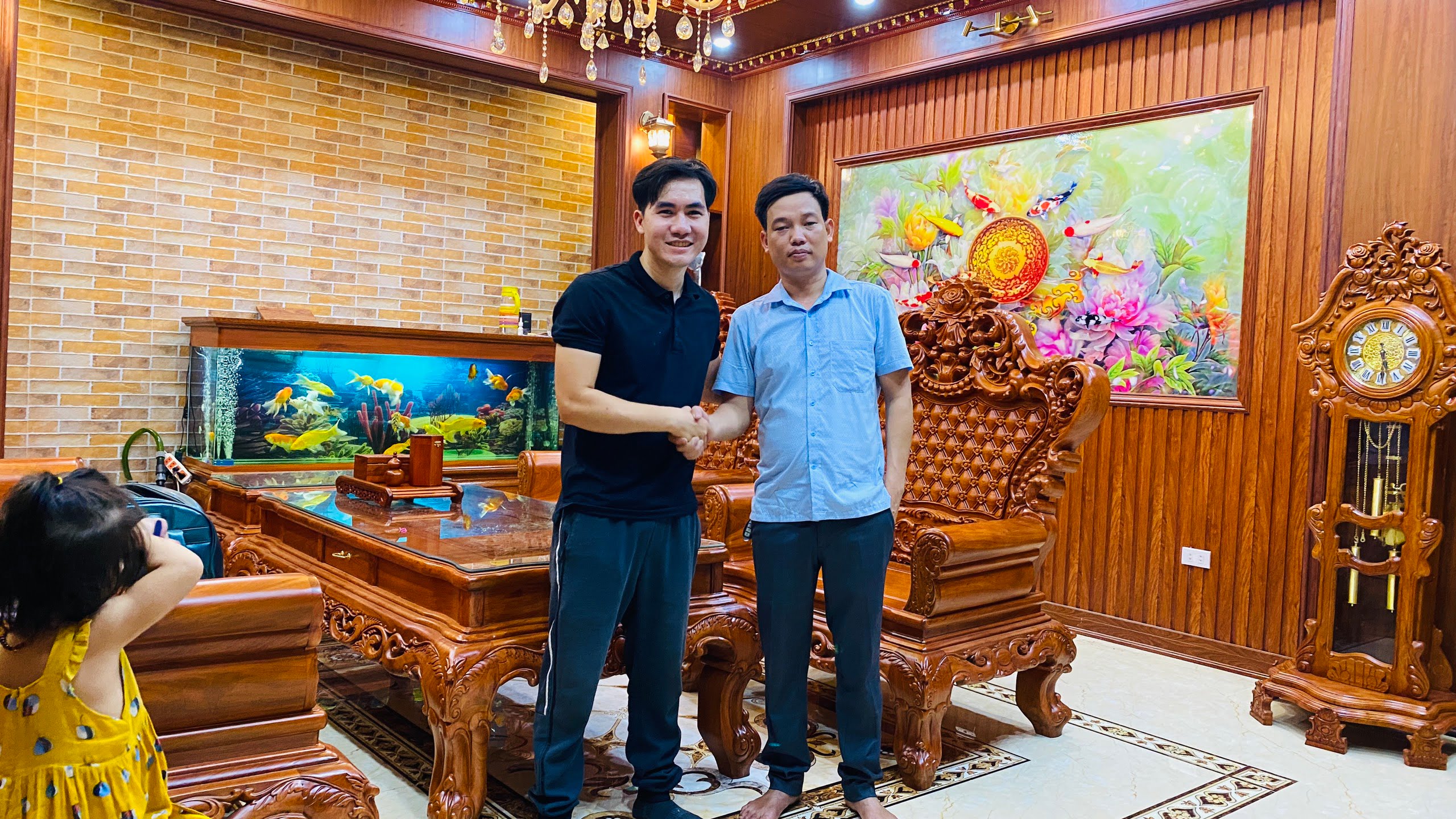BÀN GIAO BỘ BÀN GHẾ HOÀNG GIA HOA HỒNG TẠI BẮC GIANG