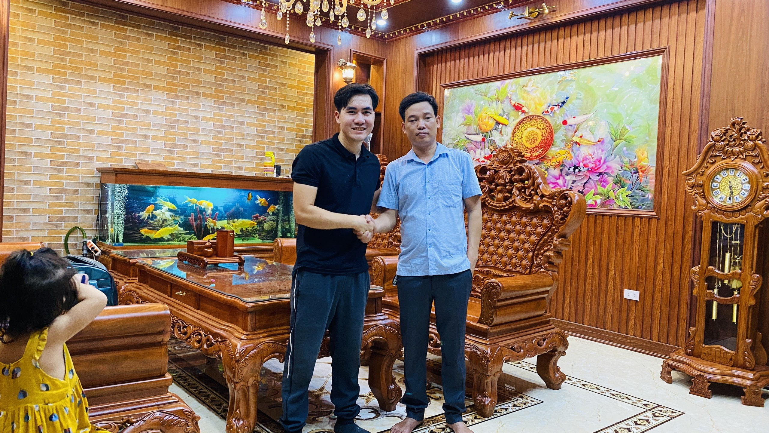 [7/1 MẪU HOÀNG GIA HOA HỒNG VÀ CHUYẾN ĐI MỖI NGÀY MỘT VỊ KHÁCH]