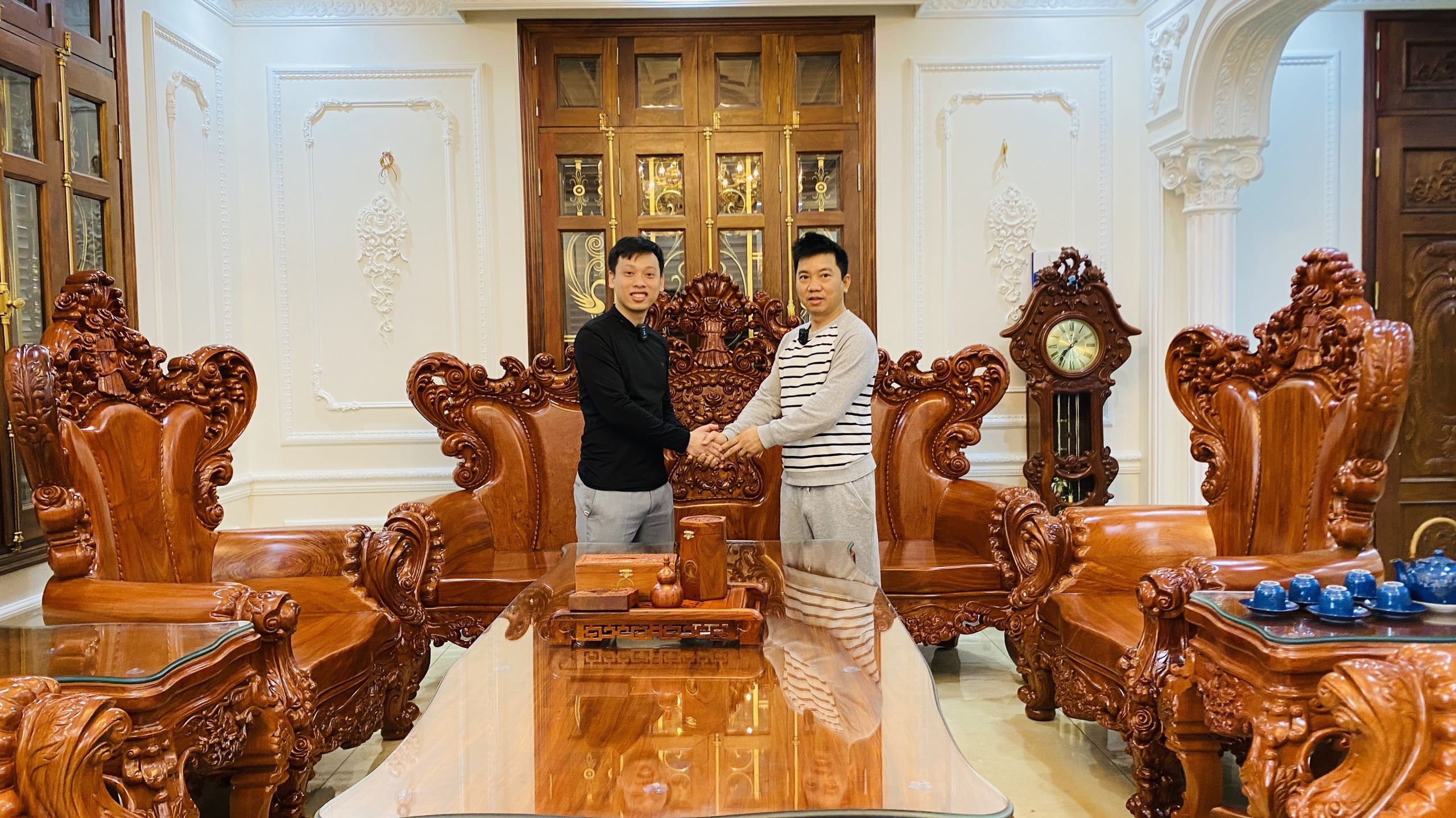[7/1 MẪU HOÀNG GIA HOA HỒNG VÀ CHUYẾN ĐI MỖI NGÀY MỘT VỊ KHÁCH]