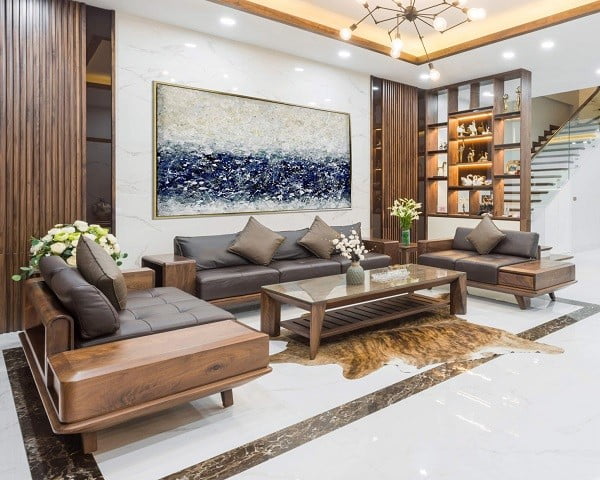 Bàn ghế gỗ được sắp xếp tinh tế, hài hoà cho không gian khách nhà bạn