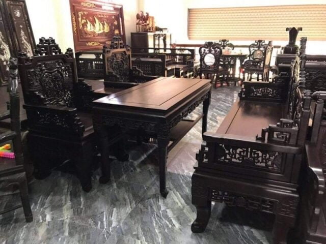 Bàn ghế gỗ kiểu cổ sang trọng