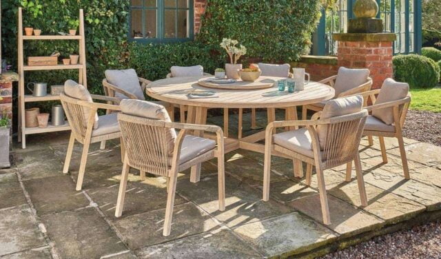 Bàn tròn rất thích hợp cho những không gian tiệc ngoài trời