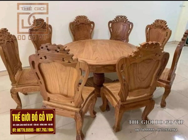 Bộ bàn ăn này gây ấn tượng bởi vẻ đẹp sang trọng và tinh tế