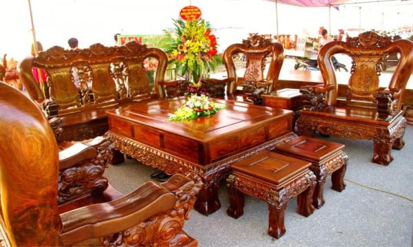 Bộ bàn ghế bằng gỗ xà cư được ưa chuộng sử dụng trong những năm gần đây