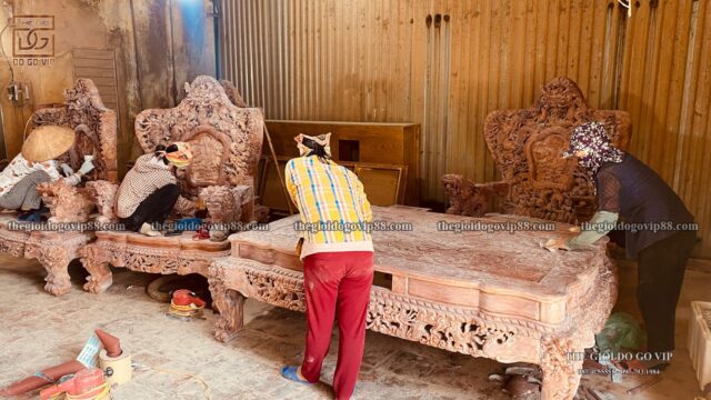Chà nhám tỉ mỉ từng chi tiết trên gỗ