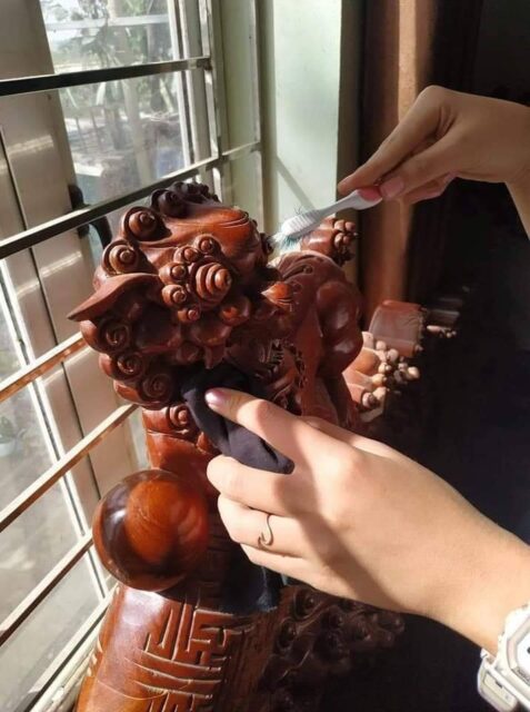 Nỗi ám ảnh lau chùi đồ gỗ chạm trổ