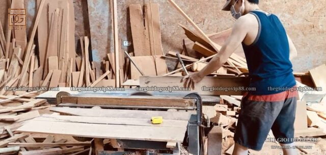 Xẻ gỗ bằng máy xẻ chuyên dụng