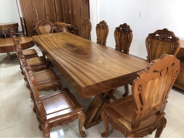 Bàn ghế gỗ nguyên khối có kích thước rộng, thoải mái