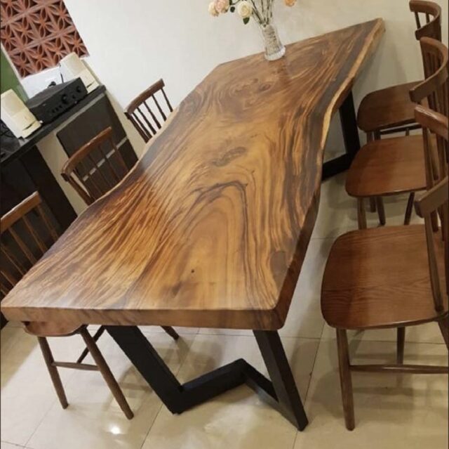 Bàn ghế gỗ nguyên khối đơn giản, tinh tế
