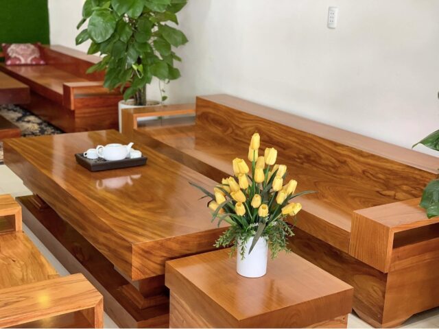 Bàn ghế gỗ nguyên khối được ưa chuộng trên thị trường