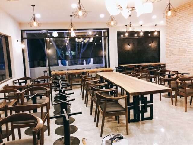 Bàn ghế gỗ nguyên khối quán cà phê hiện đại, sang trọng