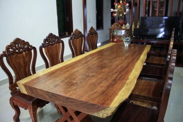 Bàn ghế gỗ nguyên khối sang trọng, cao cấp thể hiện được vị thế của gia chủ