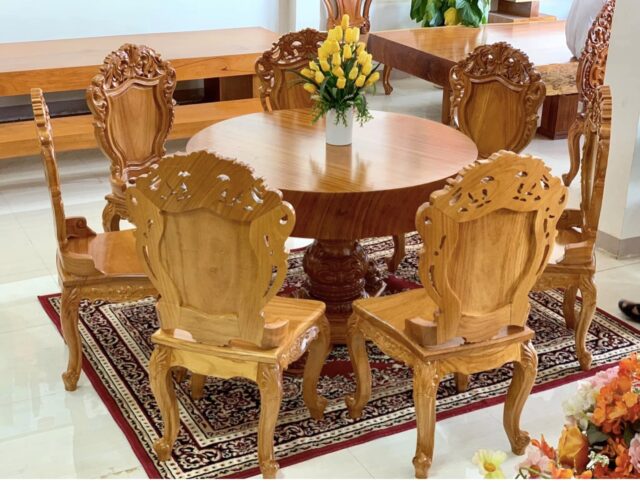 Bàn ghế gỗ nguyên khối tròn, nhỏ gọn