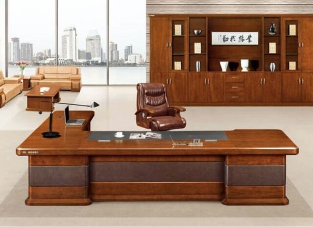 Bàn giám đốc gỗ thể hiện sự uy quyền của giám đốc