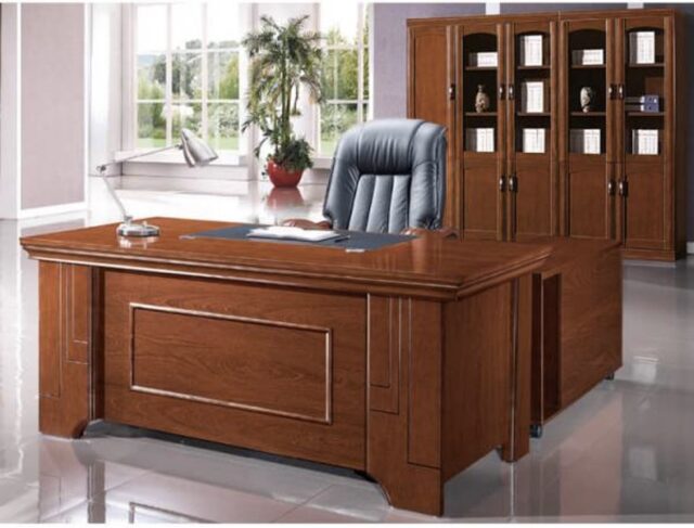 Bàn giám đốc gỗ sồi với thiết kế độc đáo