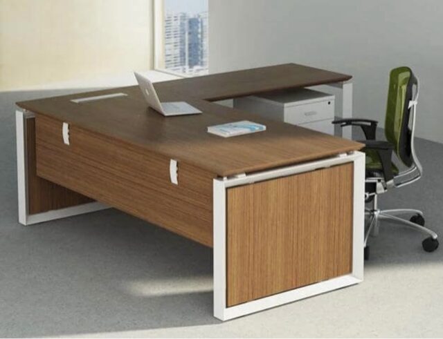 Bàn giám đốc với chất liệu gỗ tự nhiên