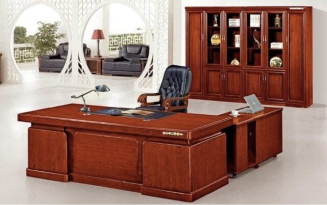 Bàn giám đốc với thiết kế cổ điển, mang đến sự đẳng cấp, tinh tế