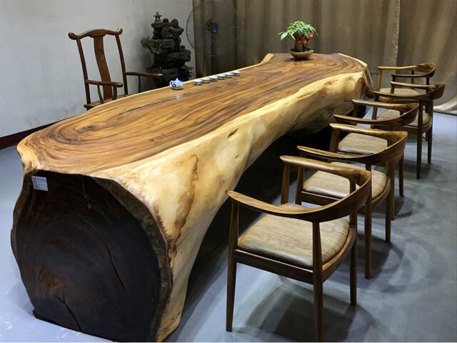 Bàn trà được làm từ gỗ nguyên khối, độc đáo, sang trọng