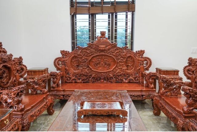 Bộ bàn ghế rồng đỉnh chạm khắc tinh xảo