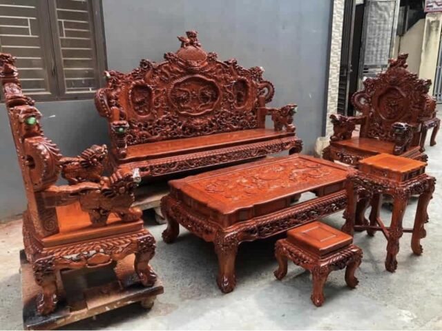 Bộ bàn ghế rồng đỉnh được chạm khắc tỉ mỉ