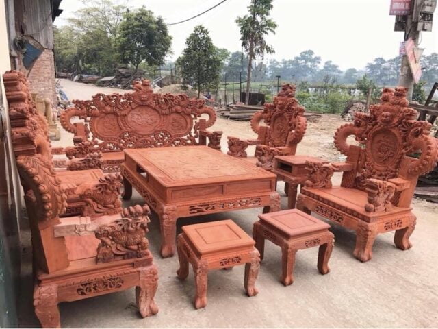 Bộ bàn ghế rồng đỉnh được chế tác công phu, tỉ mỉ