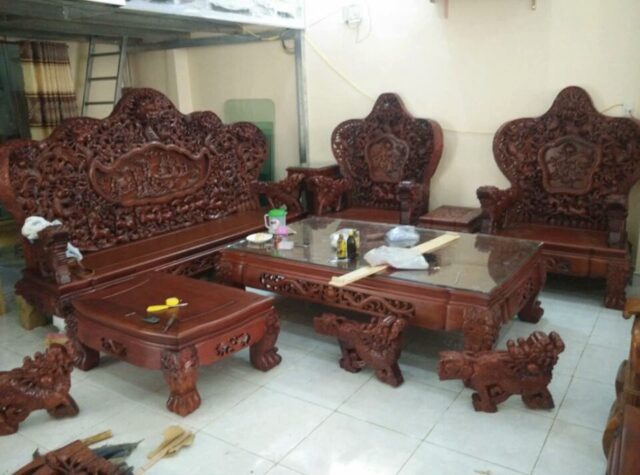 Bộ bàn ghế rồng đỉnh với các hoạ tiết công phu