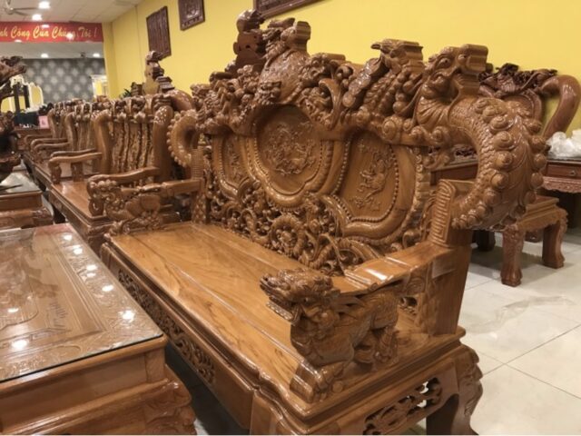 Bộ bàn ghế rồng đỉnh với các hoạ tiết rồng tinh tế