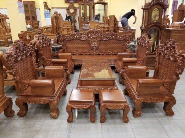 Mẫu bàn ghế hoàng gia đẹp, được ưa chuộng trên thị trường