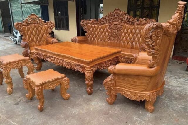 Mẫu bàn ghế hoàng gia được chạm khắc công phu, tinh xảo