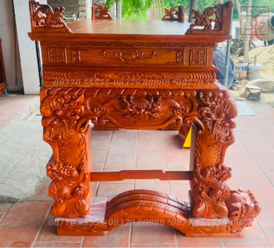 Sập thờ được làm từ gỗ hương có giá trị cao