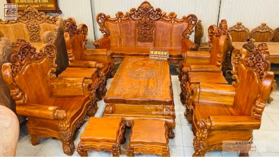 Bàn ghế hoàng gia có những đường nét hoa văn đục chạm theo lối kiến trúc hoàng gia Pháp