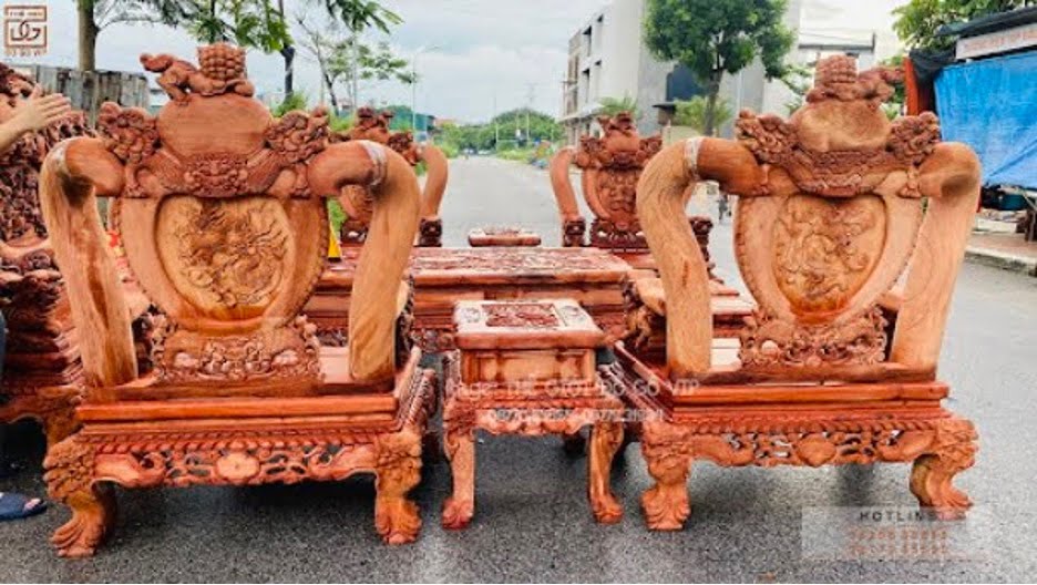 Bộ ghế được đục chạm thủ công nên có chiều sâu, hình ảnh 3D nổi
